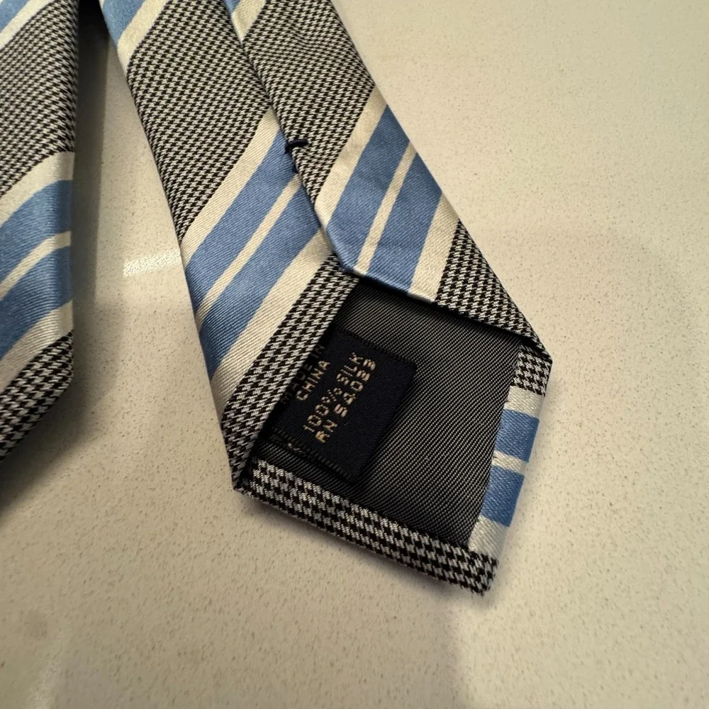 Banana Republic Tie Gray Blue Stripe 100% Silk Necktie‎ 58